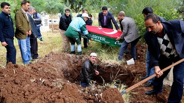 'Kilis Türkiye sınırları içinde değil mi? Bu ülkenin bir toprağı değil mi? Güçlü devlet, güçlü ordu diyorlar. Nerede?'