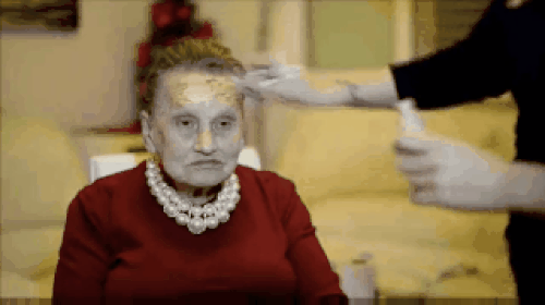 Livia 80 yaşında ama trendlerin sizden bizden iyi takip ediyor ve uygulamaya da bayılıyor! 😍😱