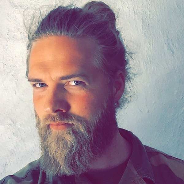 13. Комментарии под фотографиями попадаются самые разные. Но чаще всего девушки просто слезно умоляют взять их в жены.