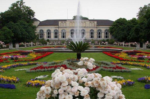 İstanbul'daki nikah töreninin ardından Tarkan ve Pınar, Köln'deki Flora und Botanischer Garten’in teras katında düğün yaptı.