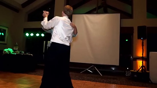 Суперэнергичный танец на свадьбе в исполнении мамы и сына