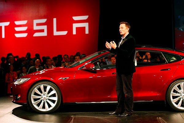 Geçtiğimiz günlerde ise sosyal medyada ortaya çıkan görüntüler Tesla Model 3'ün suda adeta bir gemiymişcesine hareket ettiğini gösteriyor.