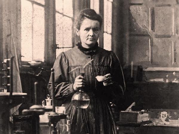 Marie Curie tarafından Radyum keşfedildi.