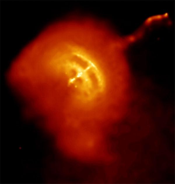11. Pulsar adı verilen nötron yıldızları, muazzam uzaklıklara yüksek enerji partikülleri fışkırtıyor. Kayıtlara geçen rekor uzaklık ise 37 ışık yılı (217 trilyon mil)