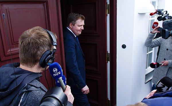 İzlanda Başbakanı istifa etmek zorunda kaldı