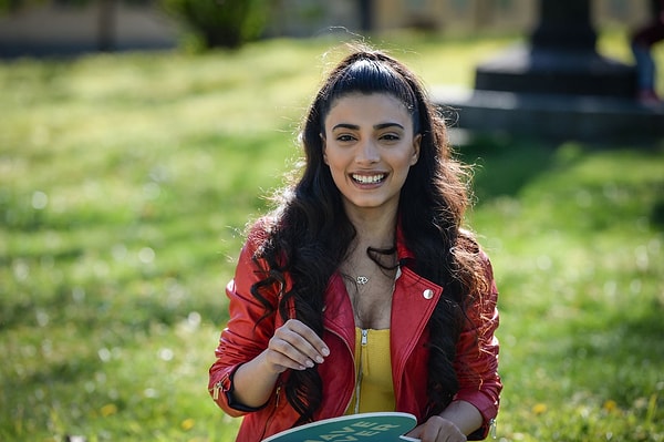 7. Самра пообещала, что будет болеть за Сергея.