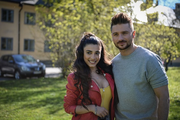 6. В конце прогулки Сергей подарил девушке именной браслет с серебряными крыльями – символом полета, как известно, именно этой идеей пронизан номер Сергея Лазарева на «Евровидении».