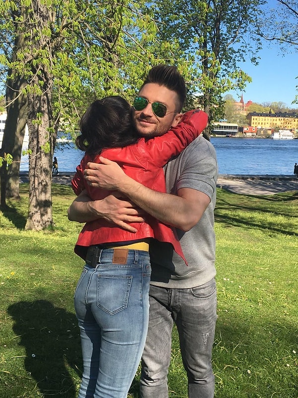 8. На прощание молодые люди расцеловались...