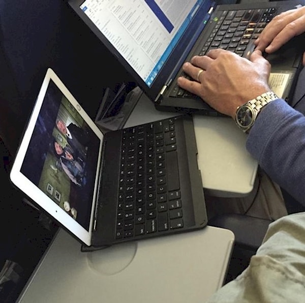 6. Смотреть сериал без наушников в салоне самолета? А почему бы и нет!