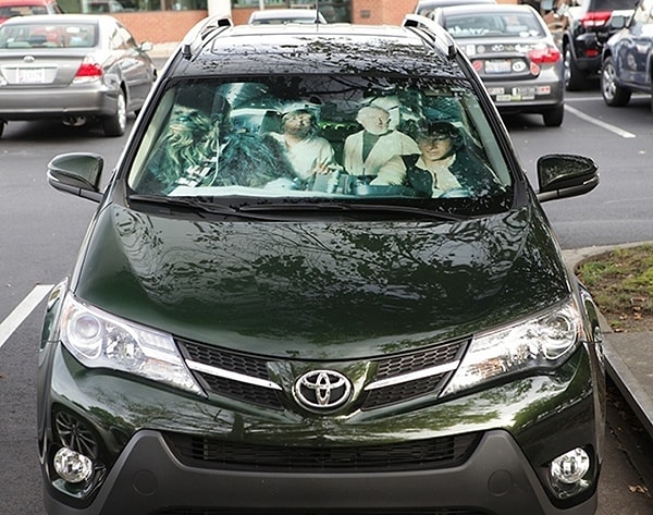 10. Не забудь приобрести солнцезащитную шторку в стиле "Звездных войн" для своего авто