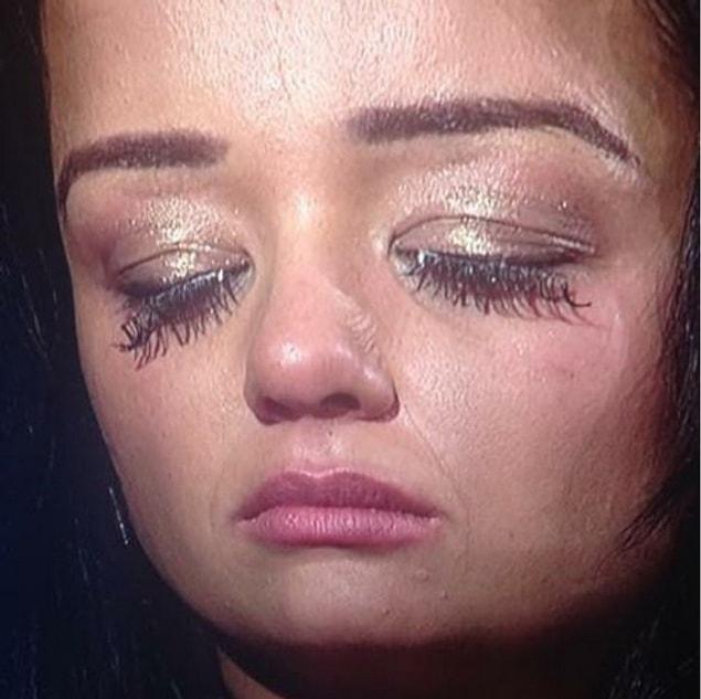 8. No one told you putting on fake eyelashes can be this difficult...