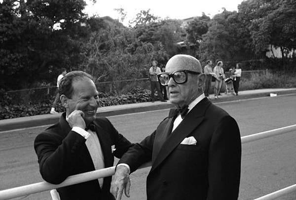 3. Он часами наблюдал за своим агентом, совершавшим сделки