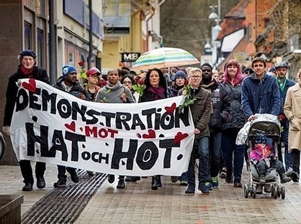 1. Это Мария-Тереза Асплунд. Ей 42 года, она проживает в Швеции. А еще она активистка антирасистской организации.