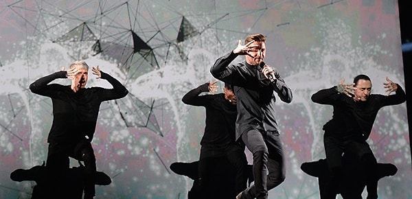 6. Во время полуфинального выступления Сергей Лазарев появился на сцене в компании шведских танцоров, которые одновременно выступили и бэк-вокалистами.