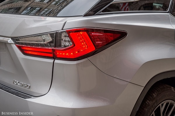 8. Задние фары выполнены в форме меча.