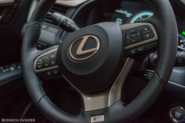 12. И как только вы проскальзываете внутрь, то начинаете чувствовать себя как рыба в воде. И этот руль, покрытый перфорированной кожей лишь первый признак.