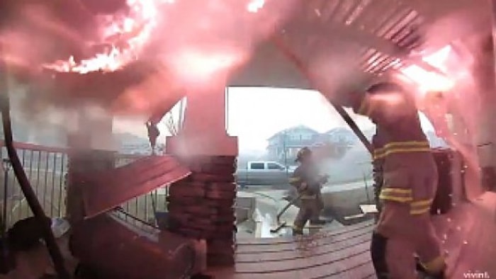 Yanan Bir Evi Söndürmeye Çalışan İtfaiyecilerin Çabası Böyle Kaydedildi