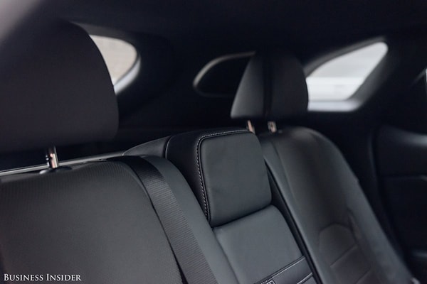 26. Задние сиденья просторны и удобны. Есть достаточно место для двух взрослых или троих детей. Но троим взрослым там будет тесновато.