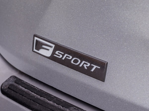 29. Спортивные вещи добавляют ощущение лоска, но создают ощущения излишества. 3,5-литровый двигатель обладает мощностью в 295 лошадиных сил, а система полного привода AWD способна справиться с любыми погодными условиями. Спортивные способности автомобиля включаются, когда вы хотите выжать из него все, а благодаря преимуществам кроссовера, происходит лучшее сцепление с дорогой. Lexus заявляет, что это авто разгоняется от 0 до 60 км/ч за 8 секунд. Но все-таки это не спортивный автомобиль.