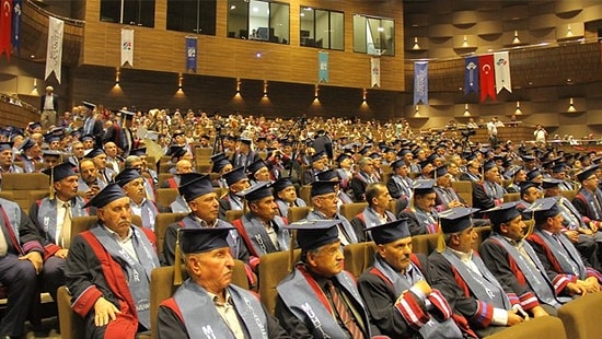 'Muhtar Akademisi'nde Mezuniyet Coşkusu: Cübbe Giyip Kep Attılar