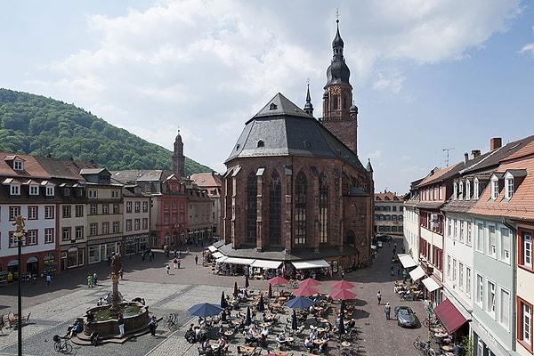 11. Heidelberg'in eski kenti (Altstadt) birçok tarihi yapıyı barındırıyor.