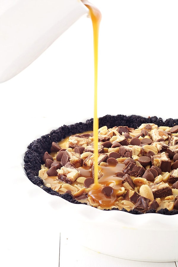 6. Пирог с кусочками печенья Орео, арахисовым маслом и Сникерс