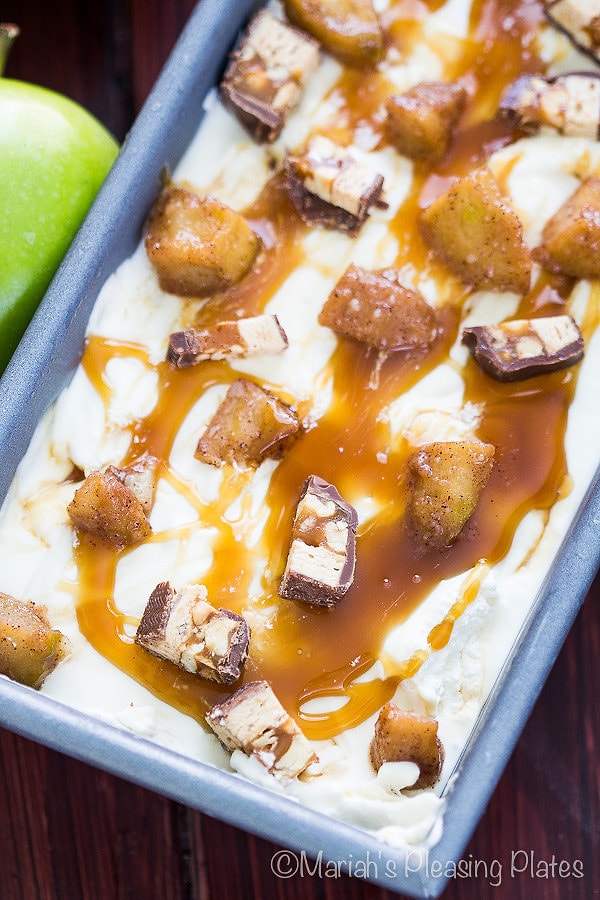 8. Яблочное мороженое с карамелью и Сникерс