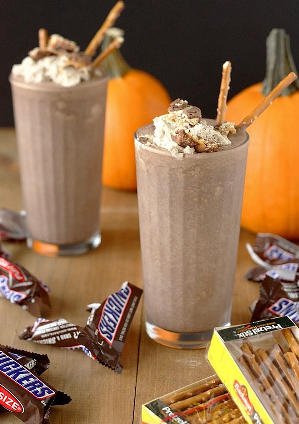 15. Молочный коктейль с кусочками Сникерс и соленой соломкой