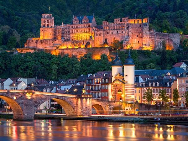 2. Heidelberg coğrafi açıdan, Güney-Batı Almanya'da Ren Vadisi'nde, Neckar Nehri üzerinde yer alan bir şehirdir.