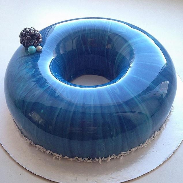 8. Who would have thought that a blue cake would look this good?