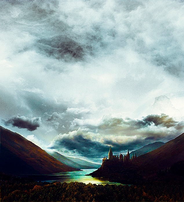Godric "Ben cesur öğrencilerin takımıma girmesini isterim" diye söylerken Rowena ise "Zeki ve mantıklı olanlar ise benim evime gelsinler." diyor.