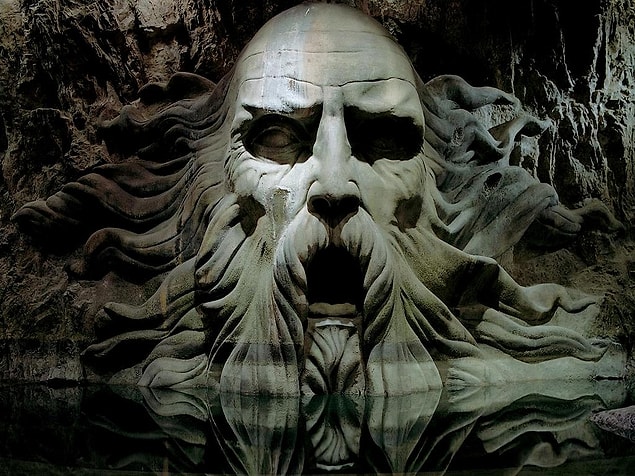 Gitmeden önce kendisine ait gizli bir oda inşa ediyor ve Hogwarts'tan tamamen ayrılıyor.