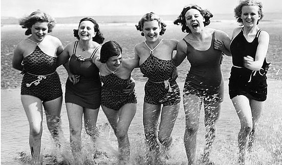 Что носили на пляж до появления бикини?