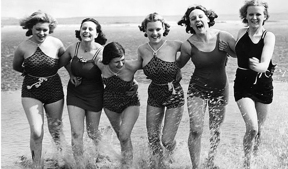 Что носили на пляж до появления бикини?