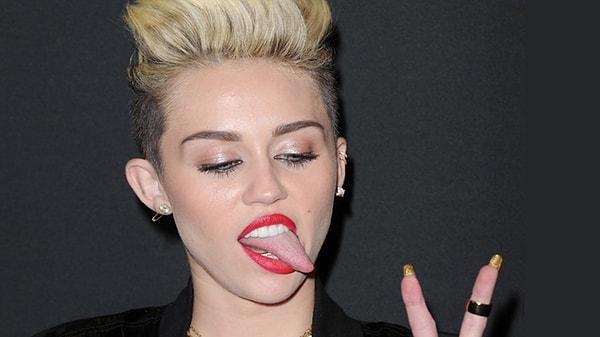 5. Miley Cyrus'un dilini çıkartıp poz vermeye bayıldığını düşünüyorsanız yanılıyorsunuz.