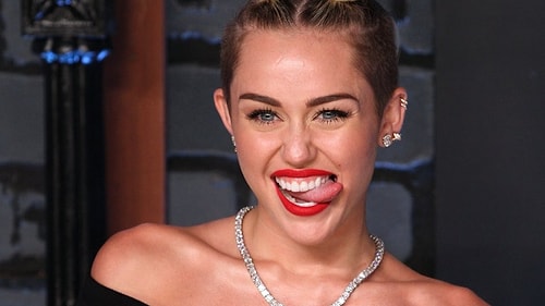 Miley Cyrus'un dilini çıkartıp poz vermeye bayıldığını düşünüyorsanız yanılıyorsunuz.