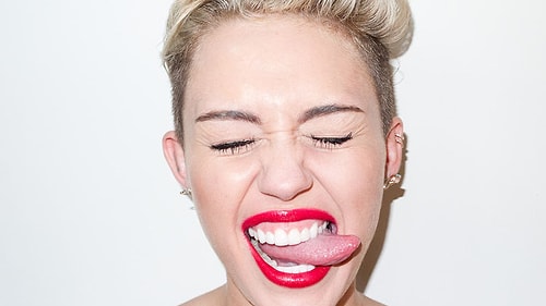 Miley Cyrus'un dilini çıkartıp poz vermeye bayıldığını düşünüyorsanız yanılıyorsunuz.