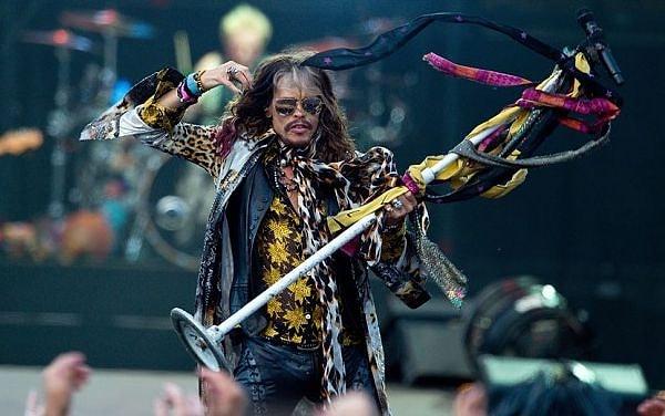 17. Aerosmith solisti Steven Tyler'in her zaman mikrofon ayağına bağladığı kumaş parçaları ve atkılar aslında çok eski bir alışkanlık.