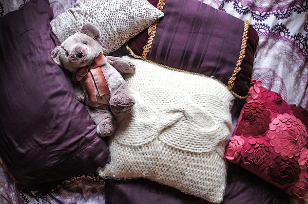 1. Диванные подушки и цветы