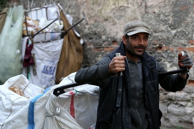 Geçinmek için hurdacılık yapmaya başlayan Nadir, hikayesini esnafa anlattıktan sonra kendisine kağıt toplaması için bir araç verildiğini söylüyor ve şöyle devam ediyor: