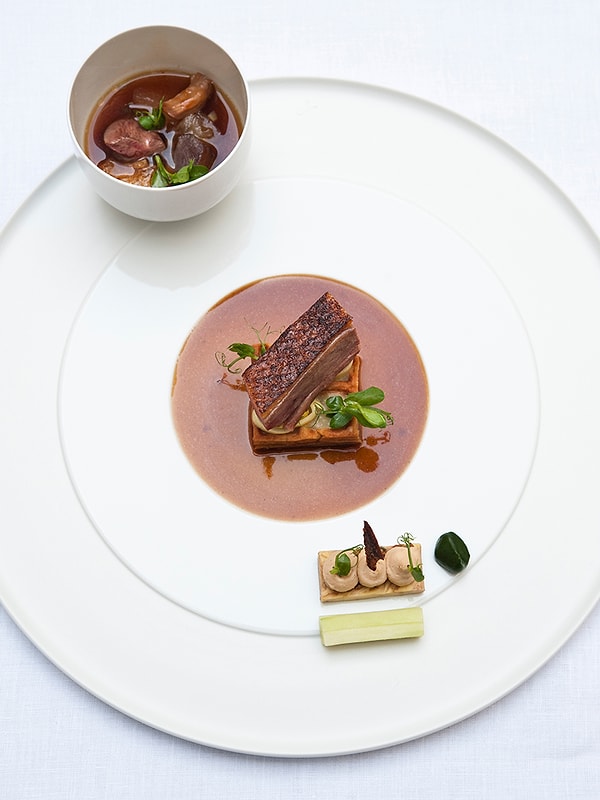 6. На одной сервировочной тарелке в разных ее местах выложены разные компоненты, составляющие блюдо.