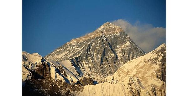 9. Everest Dağı keşfedilmeden önce Dünyanın en yüksek dağı hangisiydi?