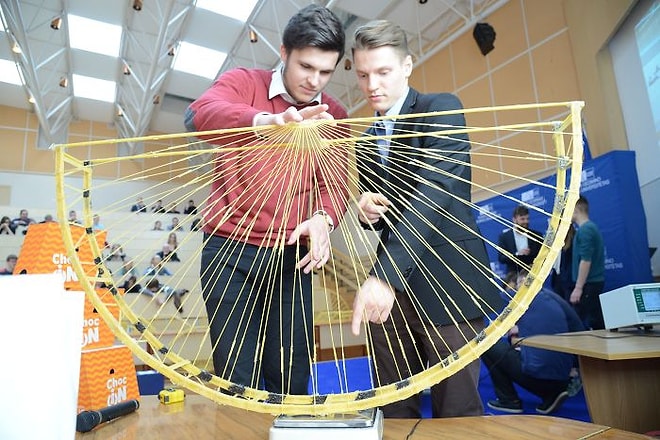 Студенты постоили мост который выдержал 251 килограмм при помощи спагетти и клея