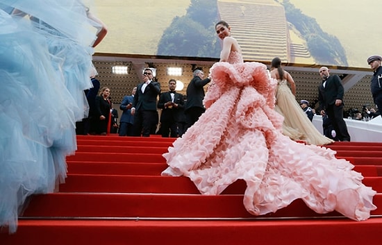 Красная дорожка зовет! Выбираем самые изящные наряды и самых неотразимых звезд в Каннах