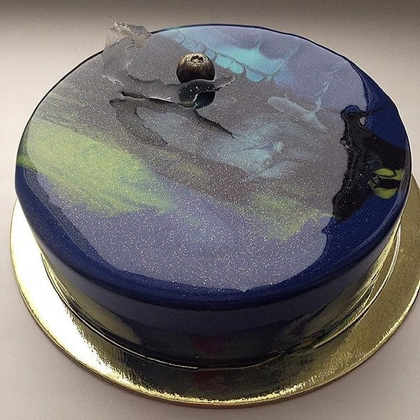 5. В ее коллекции можно найти вот такой мраморный космический тортик.