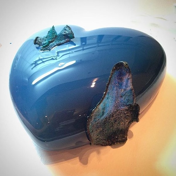 6. Разбитое сердце в голубом цвете с градиентной начинкой.