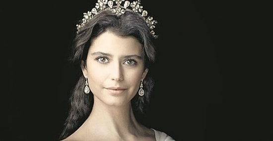 Beren Saat'in Kösem Sultan Rolü İçin Biraz Şapşik Kaldığını Kanıtlayan 23 Gif