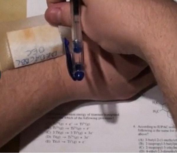 15. Açıkgöz bir öğrenci, yaralanmış gibi davranarak cevapları bileğindeki bandajın içine yazmış!