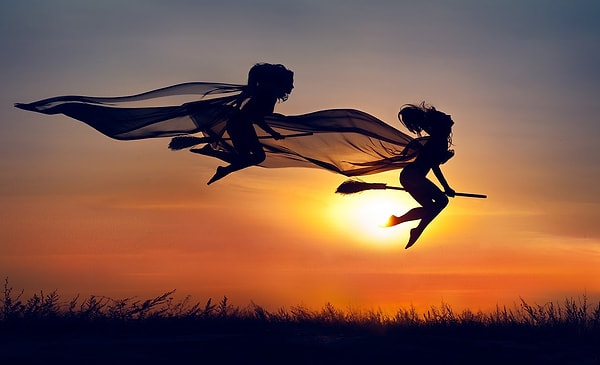 4. По старым поверьям, в пятницу 13-го всегда на шабаш слетались 12 ведьм, собиралась и вся другая нечисть, а в самый разгар демонического веселья, когда восходила полная луна, тринадцатым появлялся сам Сатана.