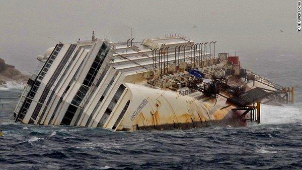 8. Costa Concordia adlı gemi battı, 32 kişi hayatını kaybetti.